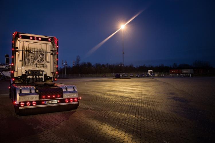 udfordret. Danske chaufførerer er under hårdt pres, når udlændinge er villge til at køer uden fast tillæg og bo og sove i lastbilen. 