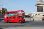 stilstand. Londons busser kan blive ramt af strejke på torsdag. National Gallery (i baggrunden) er strejkeramt fra i dag. Den klassiske Routemaster-dobbeltdækker kører nu kun på en enkelt rute. 