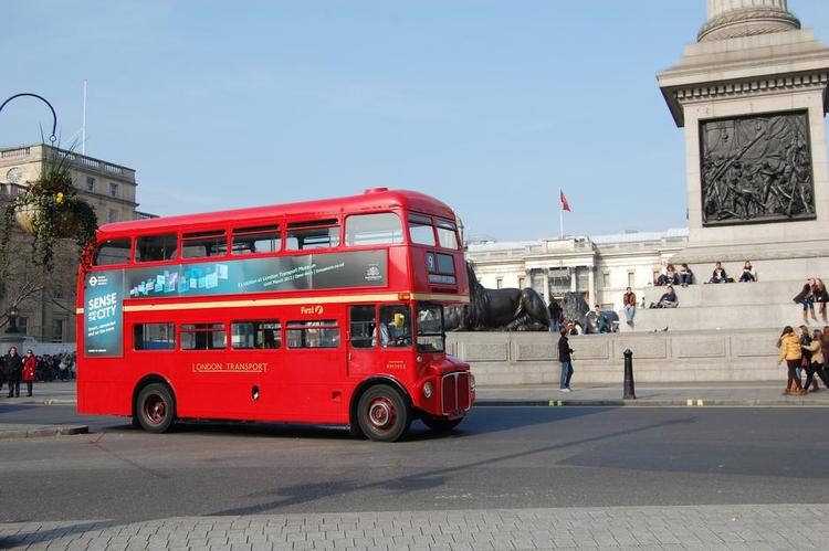 stilstand. Londons busser kan blive ramt af strejke på torsdag. National Gallery (i baggrunden) er strejkeramt fra i dag. Den klassiske Routemaster-dobbeltdækker kører nu kun på en enkelt rute. 