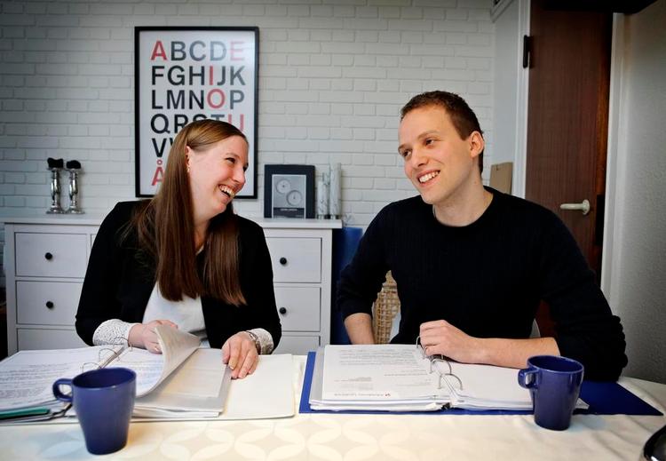 enighed. Modsat parterne i tre ud af ti parforhold er Mette og Kasper næsten altid enige om pengespørgsmål. Når det ikke er tilfældet, konsulterer de typisk deres familier og vender efter en tænkepause tilbage til 'andenbehandling' af sagen. 