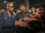 hyldet. Da Nicolas Anelka startede i indisk fodbold for Mumbai City, blev han modtaget som en helt - nu er han kontraktfri og kan skifte til en ny klub, selv om transfervinduet er lukket i de fleste større ligaer. Foto: Rajanish Kakade/AP (arkiv) 
