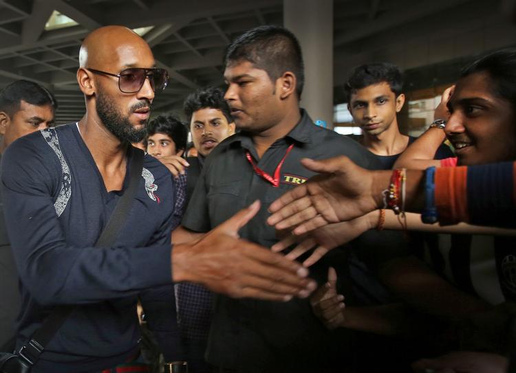 hyldet. Da Nicolas Anelka startede i indisk fodbold for Mumbai City, blev han modtaget som en helt - nu er han kontraktfri og kan skifte til en ny klub, selv om transfervinduet er lukket i de fleste større ligaer. Foto: Rajanish Kakade/AP (arkiv) 