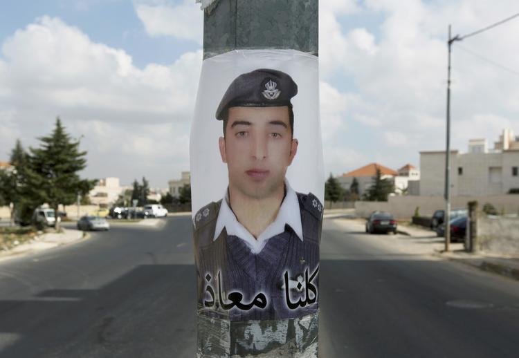 Helt. Den unge jagerpilot Muath al-Kasaesbeh bliver set som en helt i Jordan, selv om landets deltagelse i bombetogterne mod Islamisk Stat ikke er meget populære blandt landets befolkning. 