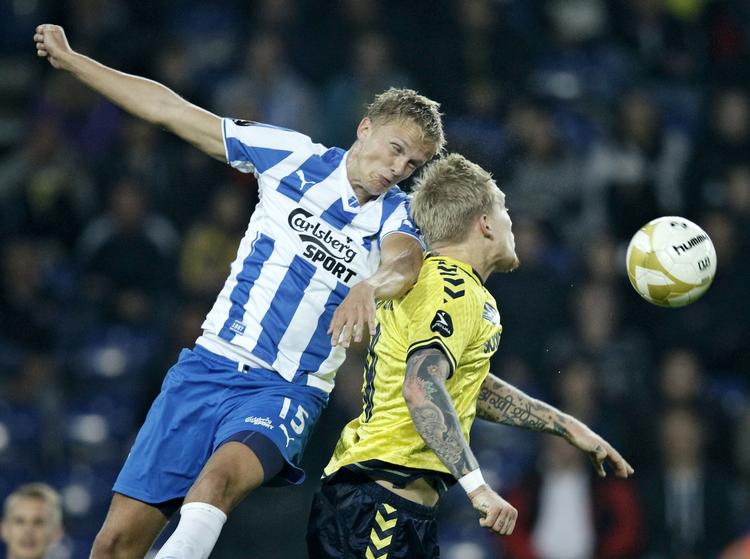 Forsvarer. 81 kampe har Kasper Larsen spillet for OB - som her, hvor han er i duel med den tidligere Brøndby-angriber Simon Makienok. 