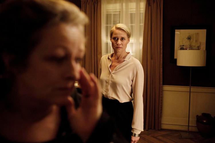 Udvikling. Trine Dyrholm og Kirsten Lehfeldt i DRs dramaserie 'Arvingerne', der har givet ideen til to dokumentarudsendelser. 