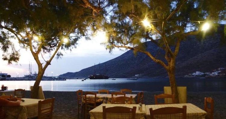 Sifnos. Nyd et måltid på en af øens mange strandrestauranter. 
