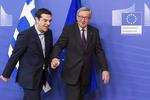 FORHANDLING. Med et fast greb i den græske regeringsleders hånd førte EU-kommissionens formand Jean-Claude Juncker sin gæst Alexis Tsipras ind til forhandlingerne om den græske gældssanering. 