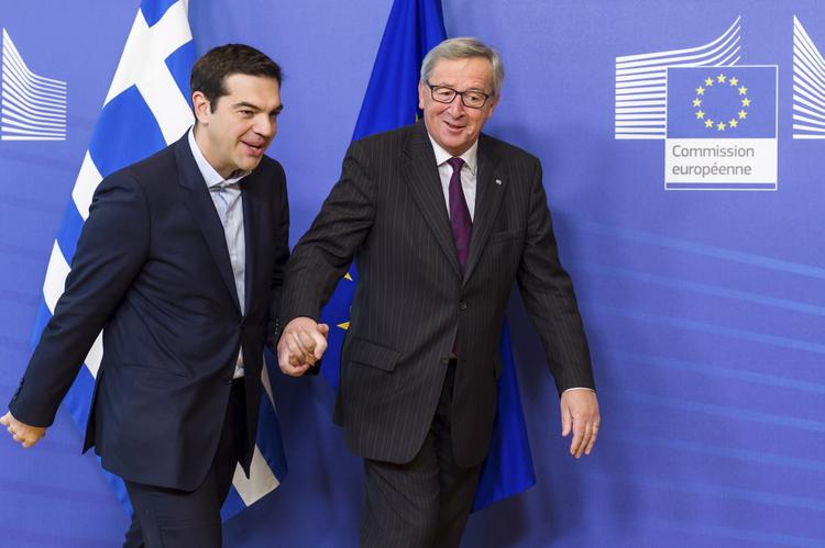 FORHANDLING. Med et fast greb i den græske regeringsleders hånd førte EU-kommissionens formand Jean-Claude Juncker sin gæst Alexis Tsipras ind til forhandlingerne om den græske gældssanering. 