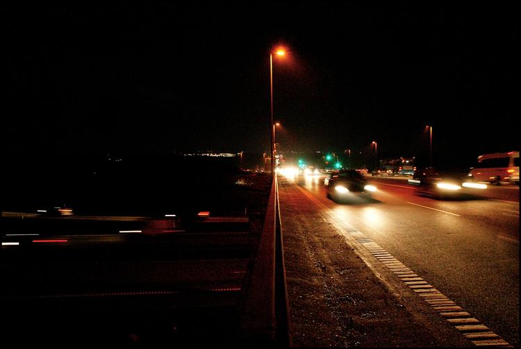 farligt. Det kan blænde andre trafikanter, hvis du blinker med det lange lys. Blandt andet derfor kan du få en bøde på 1.000 kroner for at gøre det. 