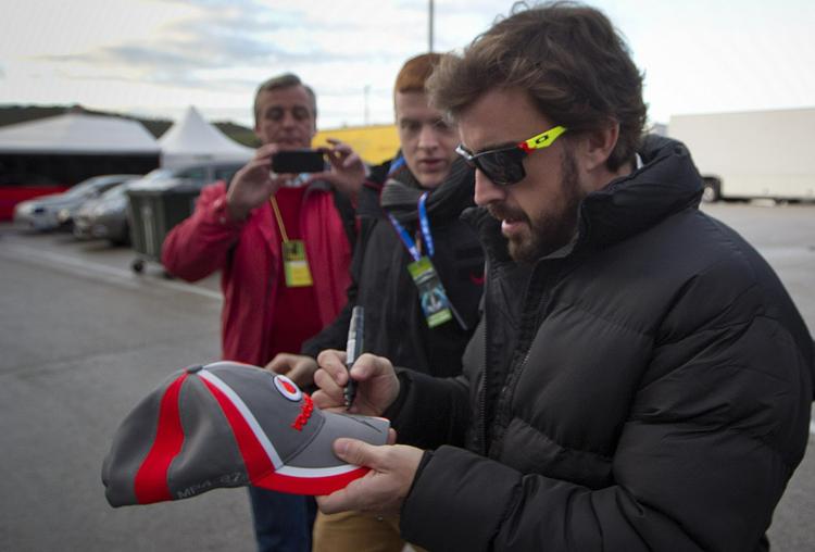 ombejlet. Fernando Alonso er kommet på en stor opgave hos McLaren. Foreløbig er hans nye racer i hvert fald meget ustabil. 