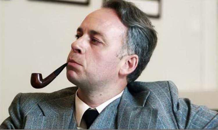 Dialog. På tværs af tid kan en piberygende Niels Bohr (spillet af Jakob Bjerregaard Engmann) og en spørgelysten Johan Olsen snakke sammen om atomfysiske grundbegreber, så stort set alle kan være med. 