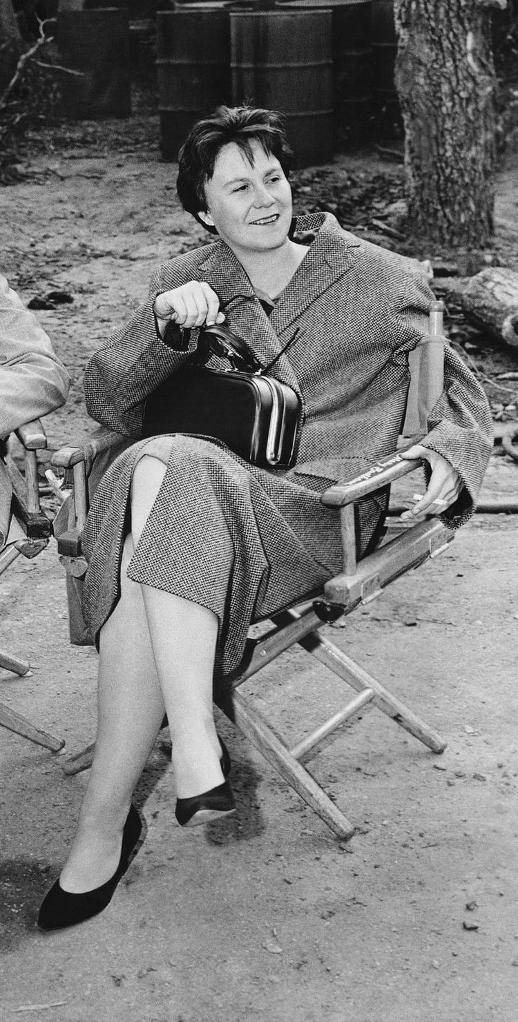 Tilskuer. Harper Lee har holdt sig fra rampelyset siden begyndelsen af 1960'erne, hvor omverdenens opmærksomhed chokerede hende. Her holder hun øje med optagelsen af den Oscarvindende film baseret på hendes debutroman 'Dræb ikke en sangfugl'. 