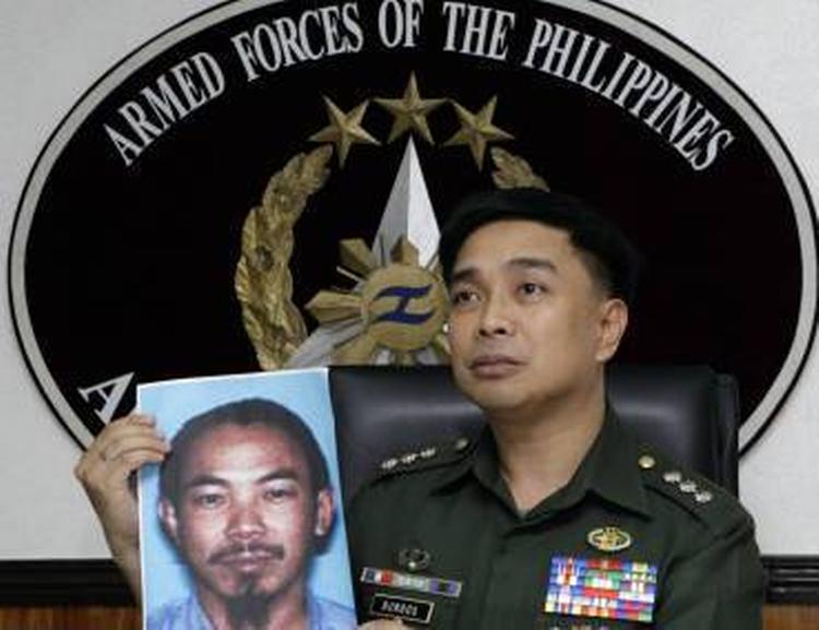 Død. Dette billede af Zulkifli Abdhir er et af de eneste, der findes af den mand, FBI anser for at være en af verdens farligste terrorister. Han menes nu at være blevet dræbt i en stor politiaktion, der endte med, at 44 politifolk blev dræbt. 