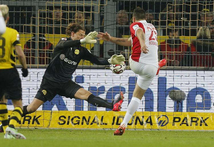 0-1. Med denne hammer af en afslutning blev argentineren Raul Bobadilla matchvinder for FC Augsburg ude mod Dortmund. 