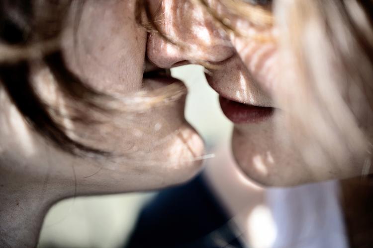 UNDERSØGELSE. Måske er vi ikke helt så frisindede i Danmark, som vi går og tror, siger professor Christian Graugaard. Han står bag et nyt studie, der viser en langt større mistrivsel blandt homo- og bi-seksuelle end hos resten af befolkningen. 