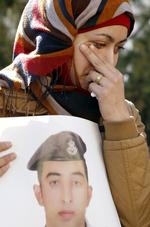 BRUTALT. En grædende kvinde holder et billede af den jordanske pilot, som på brutal vis blev brændt levende af Islamisk Stat. 