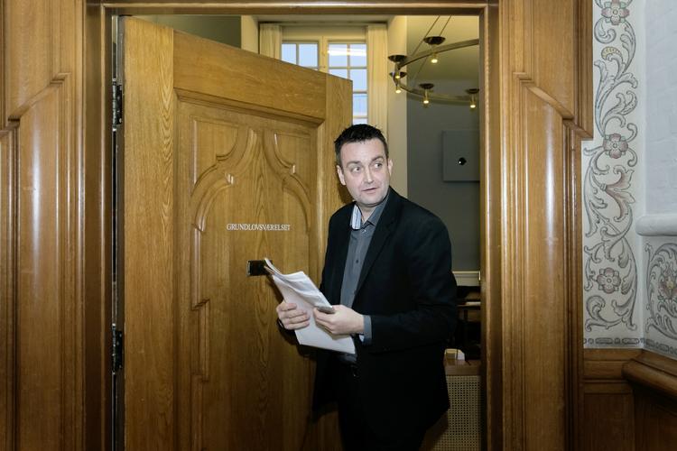 MÆGLER. Socialdemokraternes gruppeformand Leif Lahn Jensen skal i dag forsøge at holde styr på partifæller fra Udkantsdanmark, der er imod regeringens linje i sag om statsgaranti til Christiania. 
