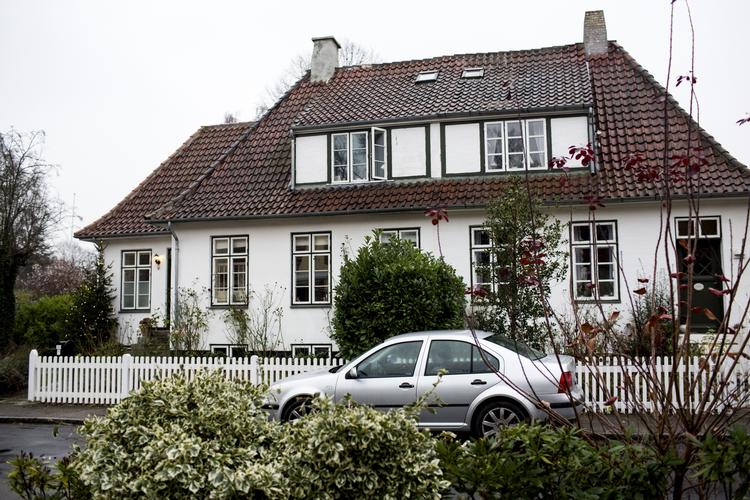 Kontrol. Kun i sager om større byggerier går Skats folk over plankeværket og ind på private grunde, siger skatteministeren. 
