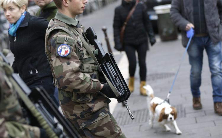 PATRULJE. Siden terroraktionerne i Paris i begyndelsen af januar har Frankrig sendt flere tusind soldater på gaderne for at afværge angreb på bl.a. jødiske institutioner. 