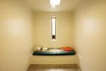 Celle. På USA's base i Guantánamo-bugten råder de indsatte over et minimum af ejendele i en klaustrofobisk celle. 