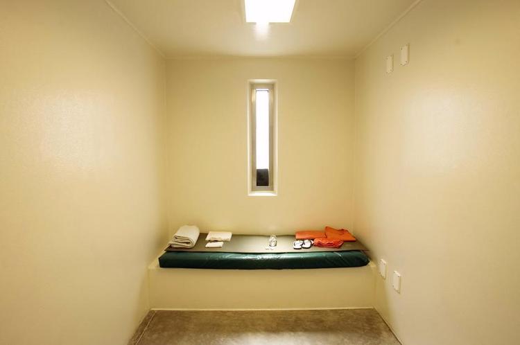 Celle. På USA's base i Guantánamo-bugten råder de indsatte over et minimum af ejendele i en klaustrofobisk celle. 