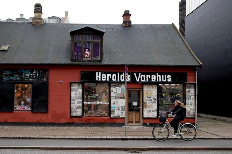 Varehus. Især midaldrende mænd bliver som børn igen, når de besøger butikken på Øresundsvej 21, der da også knap nok har plads til dem. »Min far ryger nærmest tilbage i matrostøjet, når man nævner Herolds«, lyder det fra en Ibyen-ven. Butikken excellerer i legetøj, spøg og skæmt og har eksisteret på Øresundsvej siden 1923. 