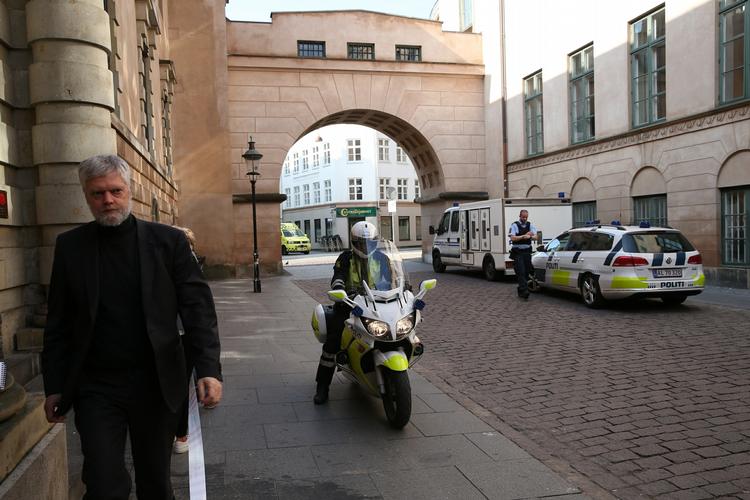 Skuddrama. En 67-årig morfar skød og dræbte i september en advokat samt sårede sin 31-årige svigersøn i fogedretten i Københavns Byret. 