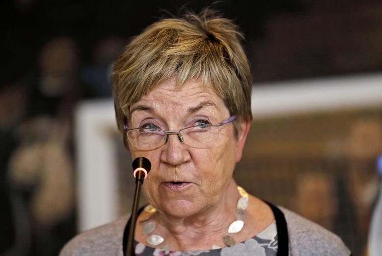 Sportsdiplomati. Kulturminister Marianne Jelved kritiserer DBU. 