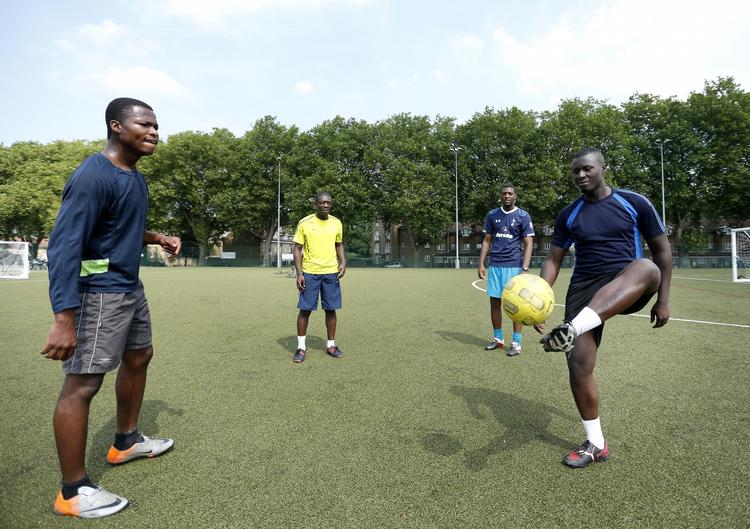 aktivitet. I Stratford mødte Politiken i 2012 disse fire unge mænd, der spillede fodbold lige udenfor den olympiske park. Så nogen fysisk aktivitet foregår der i London. 