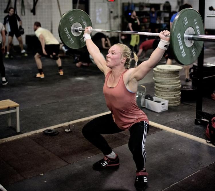 Dødløft. Julie Abildgaard har som eneste kvinde i crossfit-centret lavet et dødløft på 160 kilo. 