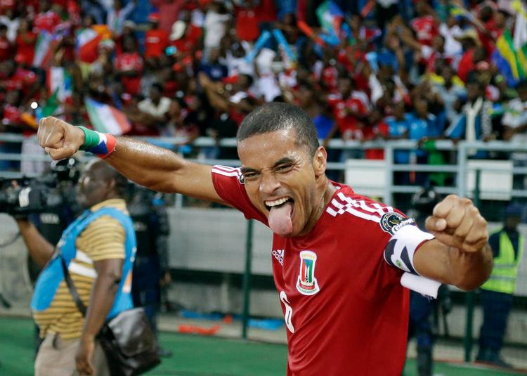 GEJST. Emilio Nsue Lopez jubler her efter triumfen mod naboen Gabon. Lille Ækvatorialguinea vil også gerne kunne række tunge ad store Ghana i aften. 
