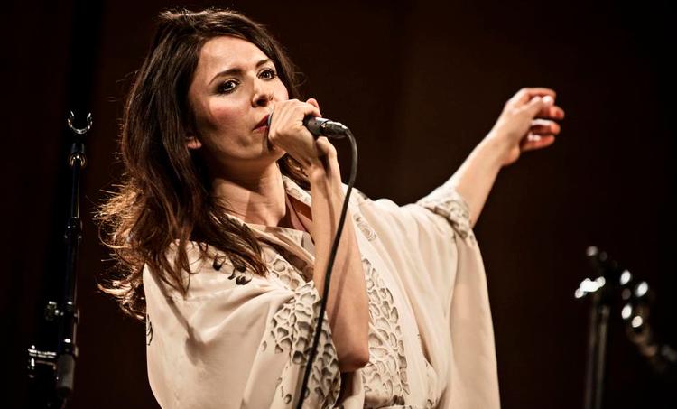 Storhed. Kira Skov betegnes som dansk musiks største sangerinde. Under koncerten fremmanede hun flere gange gåsehud hos lytterne. 