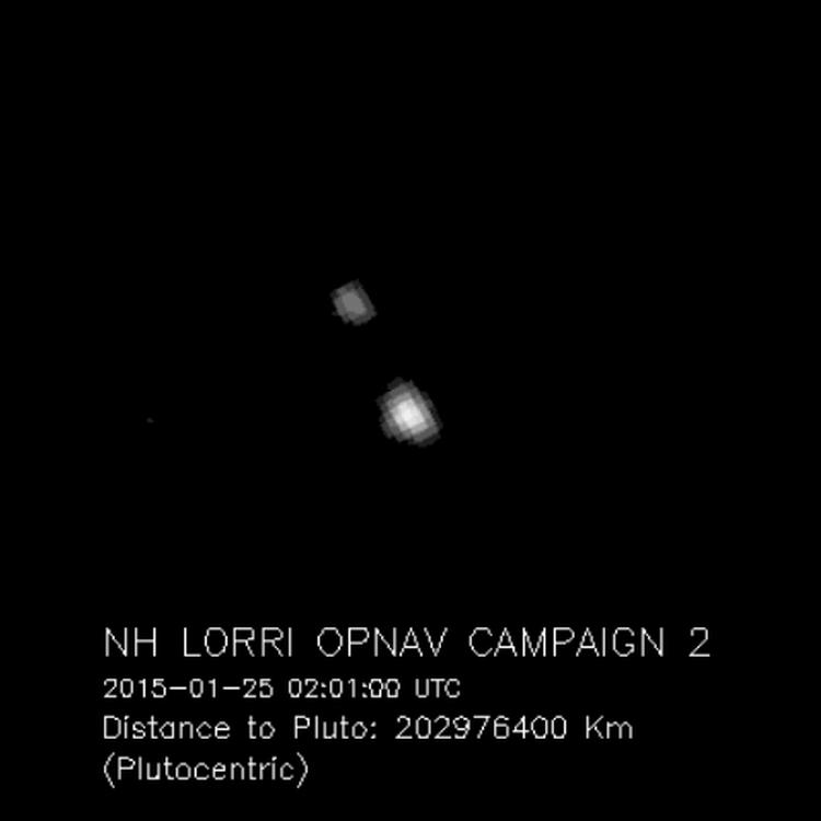 'NÆRBILLEDE'. Dette foto er det første af mange, Nasa har tænkt sig at tage af den fjerne dværgplanet Pluto. Det er taget på 200 millioner kilometers afstand og skal bruges til at sikre, at rumsonden holder sin kurs mod målet. Der er ca. 16.000 kilometer mellem de to prikker, Pluto og Charon. 