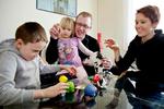 Fart på. I spillet Fun Farm, skal familien konkurrere om hurtigst at nappe et af dyrene. 