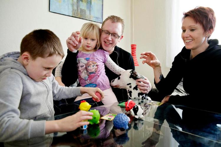 Fart på. I spillet Fun Farm, skal familien konkurrere om hurtigst at nappe et af dyrene. 
