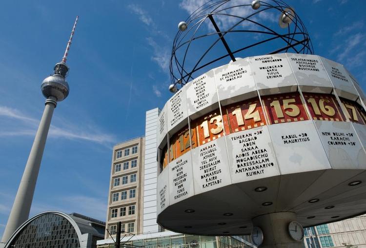 trækplaster. Berlins seværdigheder, bl.a. tv-tårnet på Alexanderplatz, trækker flere og flere gæster til byen. I år kommer der en håndfuld nye hoteller at vælge imellem. 