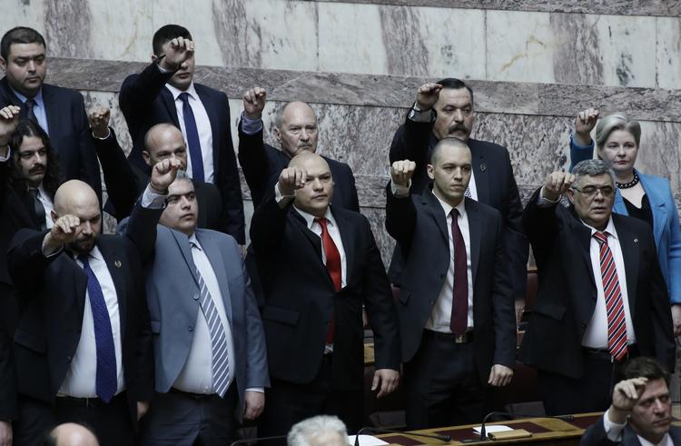 ed. Grækenland gennemlever nogle begivenhedsrige dage. I går satte ECB tommelskruerne på og gjorde det dyrere for bankerne at låne. I dag er første parlamentsdag efter valget i januar. På billedet ses medlemmer af det højreorienterede parti Gyldent Daggry aflægge eden. 