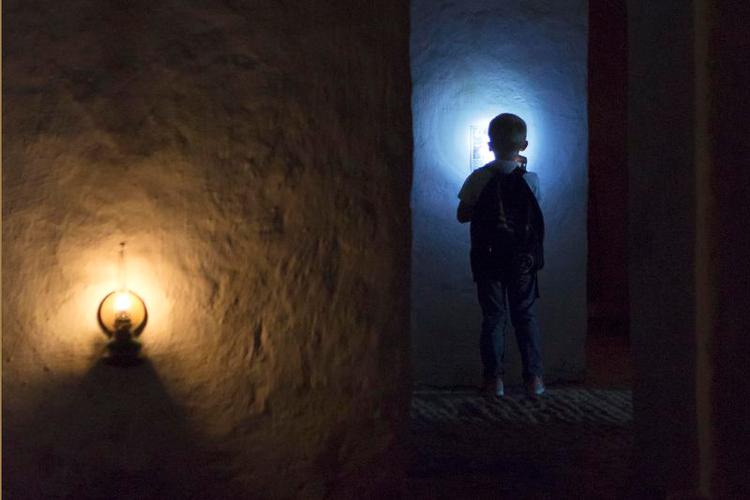I kasematterne. Under Kronborg ligger de mørke kasematter, som gemmer på mange hemmeligheder og mysterier. I vinterferien kan du være med til at løse et af dem. 