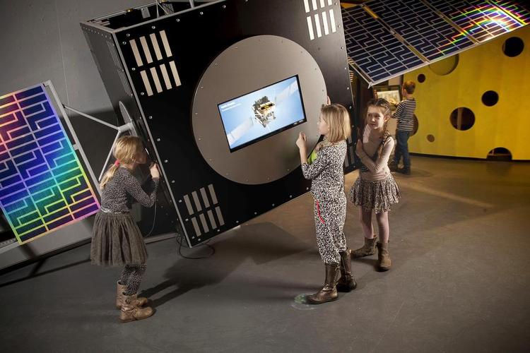 Udstyr. Rumsonden på Planetariets nye udstilling ’Space Mission’ er næsten naturlig størrelse og giver mulighed for at undersøge det ægte rumudstyr. 