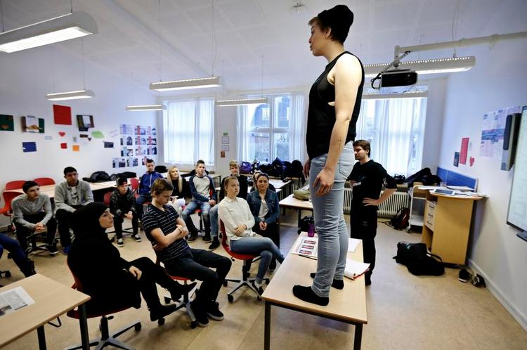 EFFEKT. Normstormer Stefania Hulubko fik ro i klassen, da hun hoppede op på kateteret for at se anderledes ud. Foto: Jens Dresling 