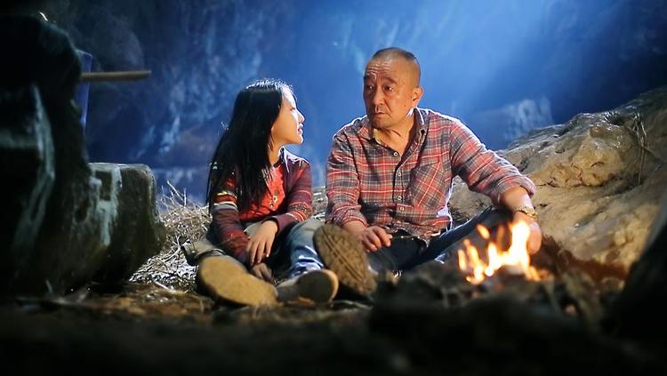 Barnebarn. Zhigen får pludseligt til opgave at tage sig af lille Renxing og alt hendes nymodens elektronik. 