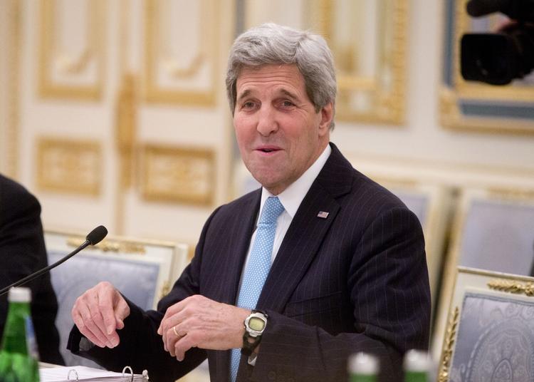 Ukraine. USA's udenrigsminister, John Kerry, har på et pressemøde i Kijev i dag fortalt, at USA snart træffer en beslutning om, hvorvidt landet vil sende våben til Ukraine. 