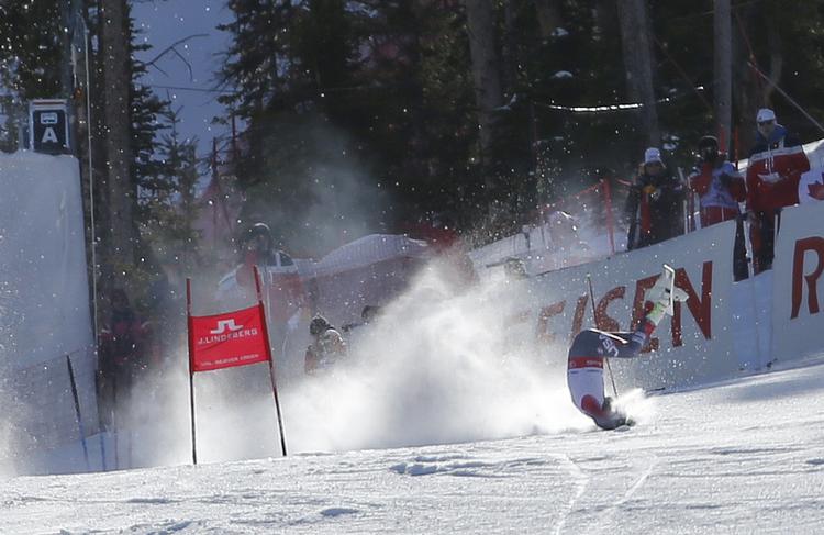 NEDTUR. Bode Miller viste, at han ikke har rutine fra denne sæson, og det gik galt, da han ramte en port for hårdt. 