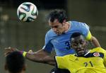 passioneret. Den hovedstødsstærke anfører for Atletico Madrid, Diego Godin (øverst), er irriteret over kritikken af de spanske mestres spillestil. 