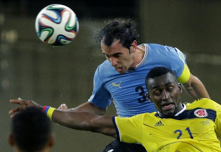 passioneret. Den hovedstødsstærke anfører for Atletico Madrid, Diego Godin (øverst), er irriteret over kritikken af de spanske mestres spillestil. 