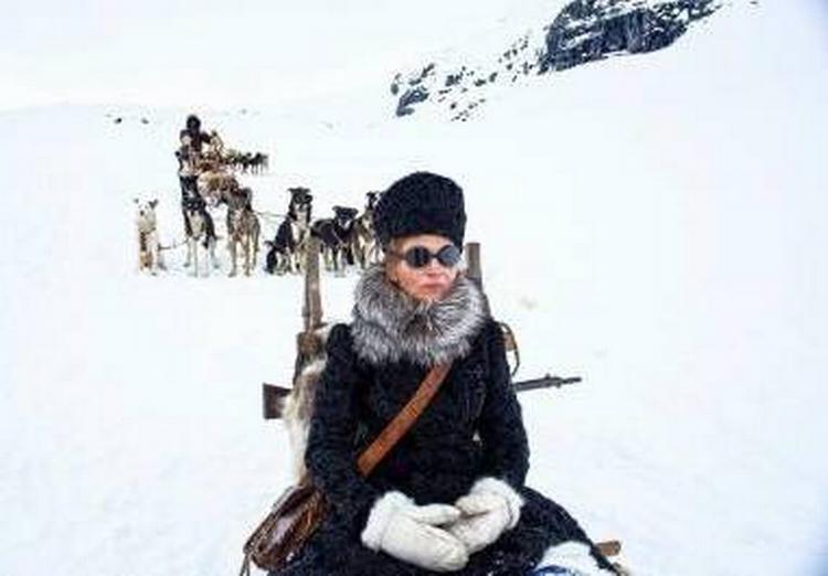 SNEBLIND. Juliette Binoche insisterer på at bevare stilen i sine kjoler fra Park Avenue, da hun drager ud i de isnende landskaber under Nordpolen for at lede efter sin mand, polarforskeren Robert E. Peary i Berlinalens åbningsfilm 'Nadie quiere la noche’ af Isabel Coixet. 