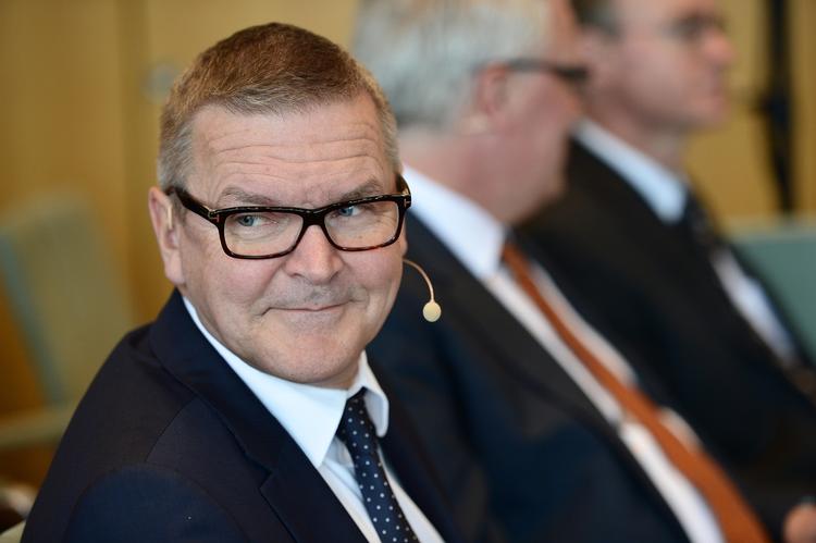 angrebet. Nationalbankdirektør Lars Rohde har sænket renten for fjerde gang på fire uger, som forsvar mod angrebet på den faste kronekurs. 