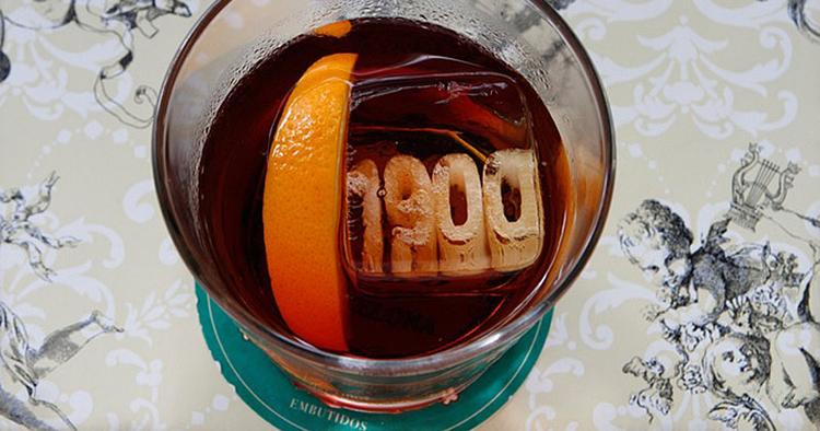 Skål. Ejer Albert Adrià er bror til Ferran Adrià - geniet bag elBulli - og brødrene er kendt for deres molekylære køkkenkunst, men på Bodega 1900 er der skruet ned for tryllerierne og op for traditionen. Prøv en vermut negro over is med en enkelt skive appelsin. 