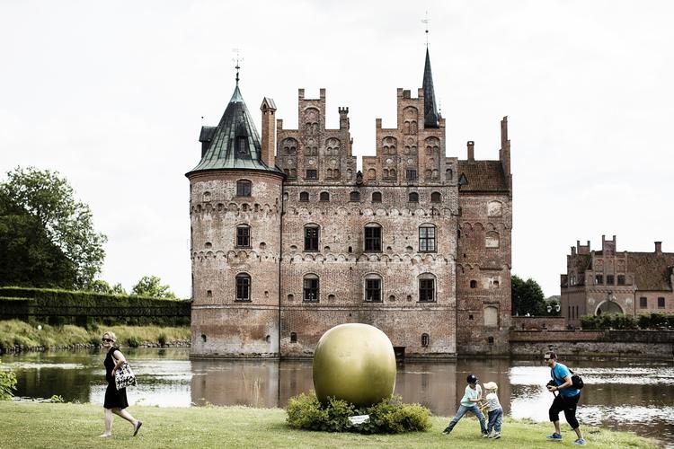 Fri. Både danske feriende og udlændinge var med til at gøre 2014 til et godt år for dansk turisme. Billedet er fra Egeskov slot på Fyn. 