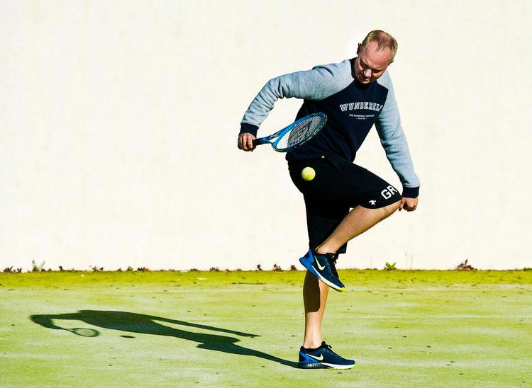 FODTENNIS. FC Midtjyllands trænerGlen Riddersholm koncentrerer sig på træningslejren i Portugal på at skabe et guldhold. Fridagen torsdag blev bla. brugt til at spille tennis. 